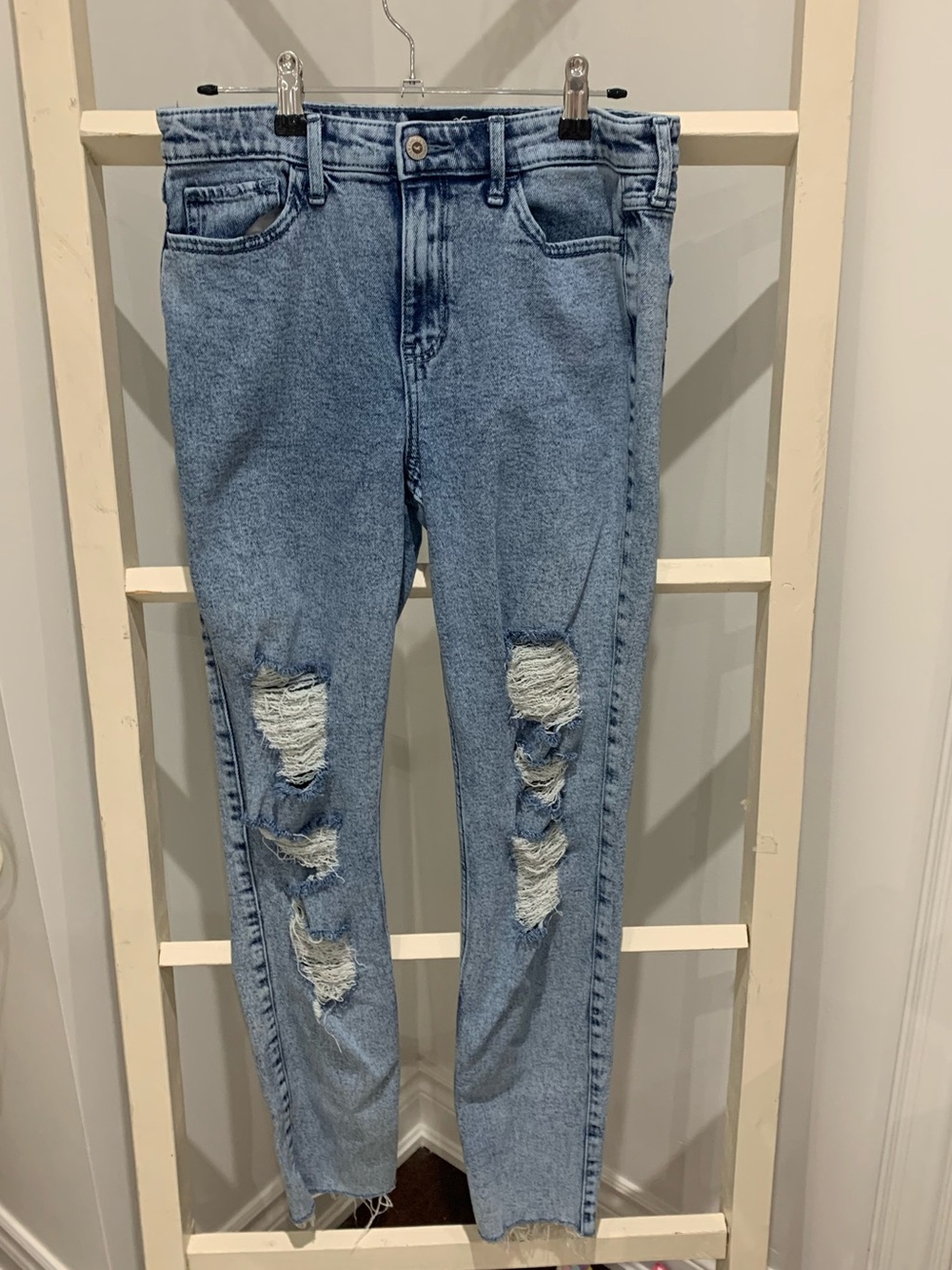 Hollister Ultra High Rise Ripped Mom Jeans